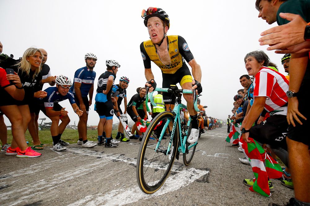 Steven Kruijswijk lost time to his GC rivals on the climb to Balc&oacute;n de Bizkaia during stage 17 at the Vuelta