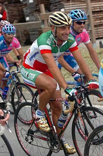 Paolo Bettini (Quick.Step) has a relaxing moment in the bunch