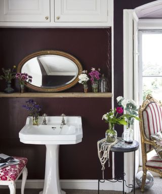 Burgundy bathroom decor tips