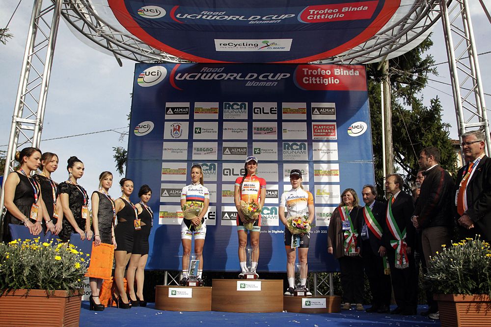 Lizzie Armitstead (Boels-Dolmans) tops the podium in Cittiglio