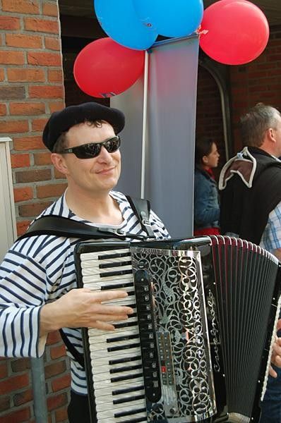 The French theme in form of music was not missing, of course.