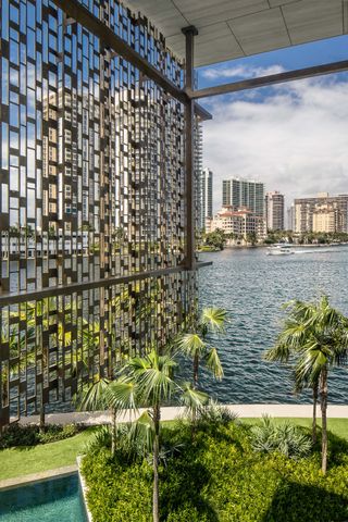 Terracina saota Miami home views out