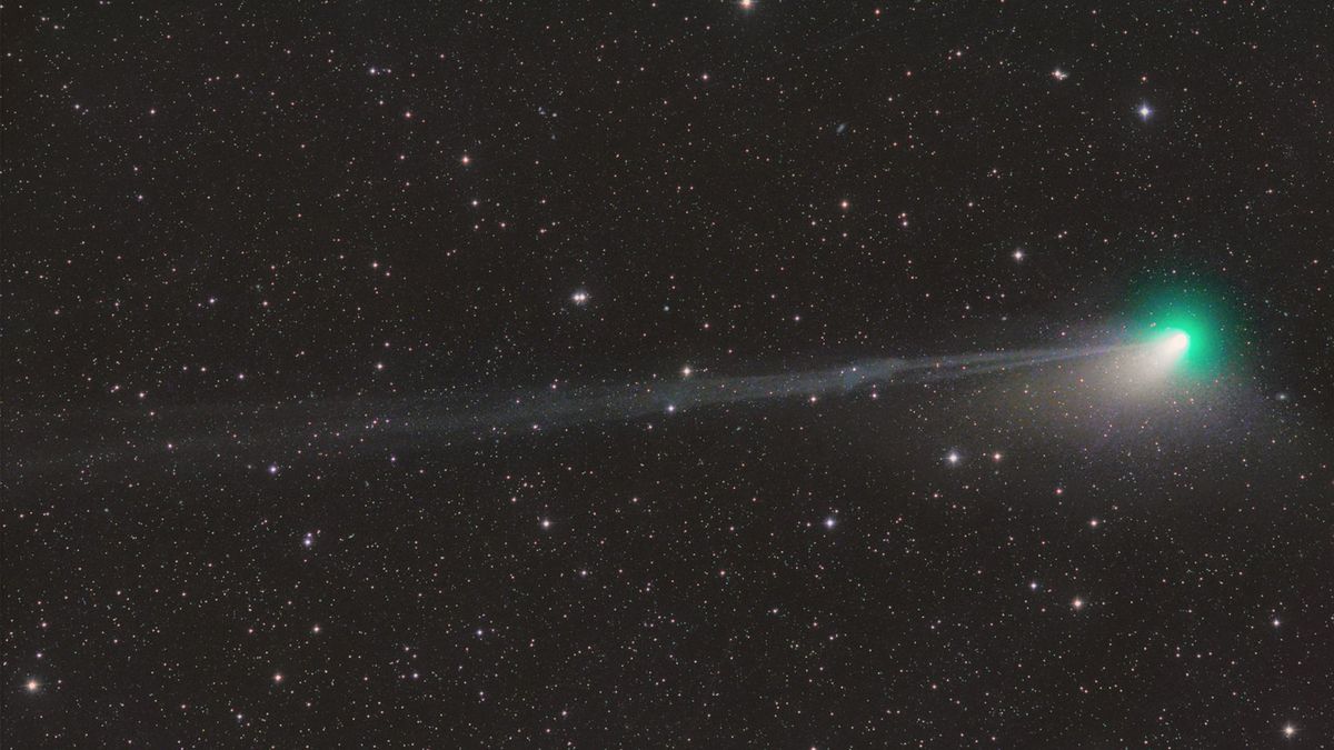 The bright green comet loses part of its tail in a stunning photo