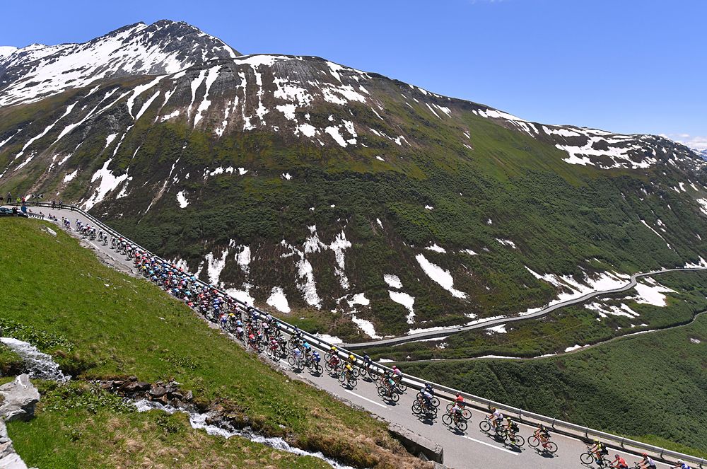 The peloton in the mountains at stage 6 at Tour de Suisse