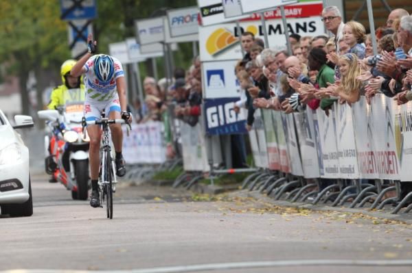 Linda van Rijen (Skil-Koga Cycling Team) acknowledges the crowd in Papendrecht on her way to finishing third
