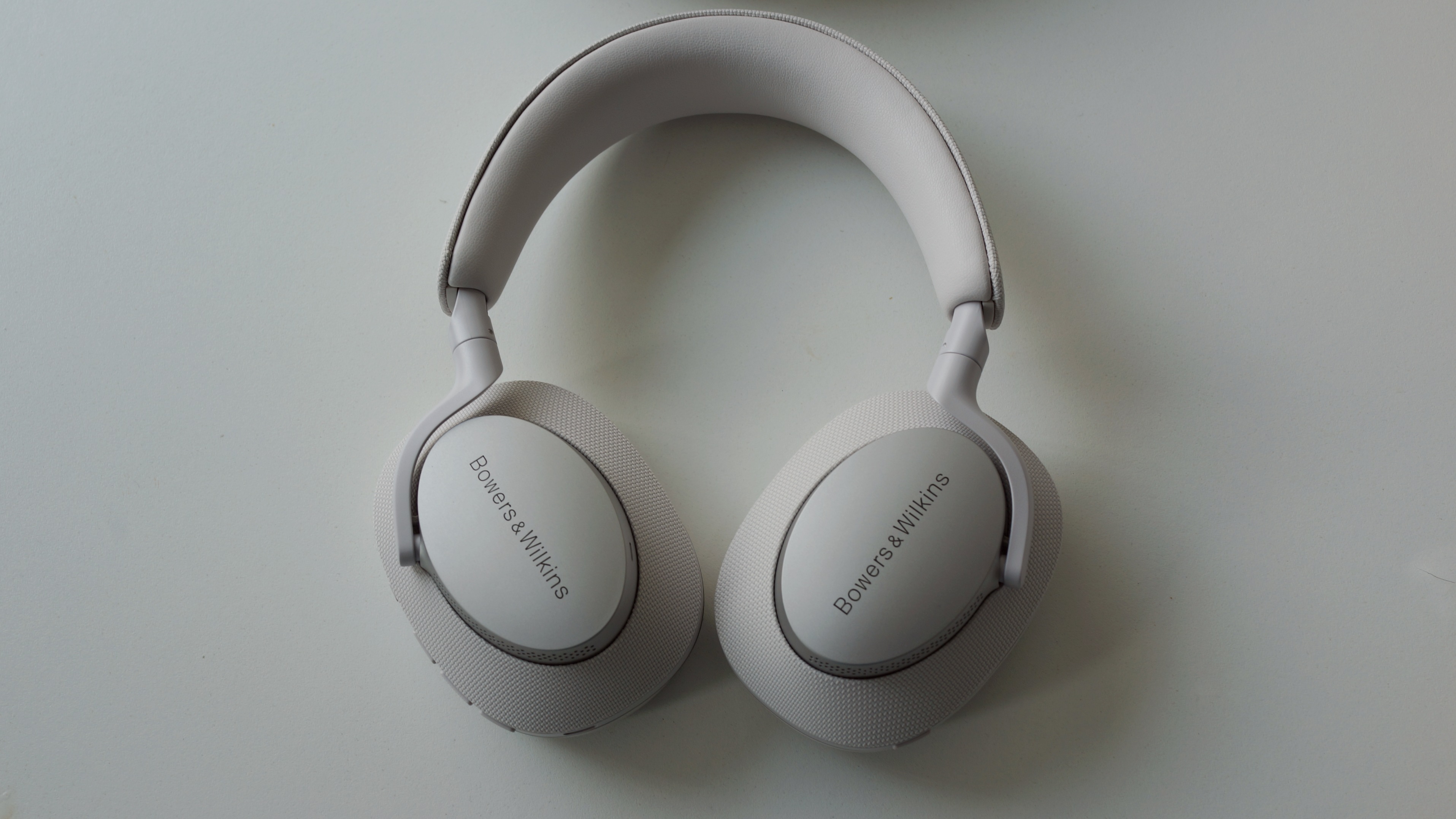 Bowers & Wilkins PX7 S2 ligger fladt på et bord