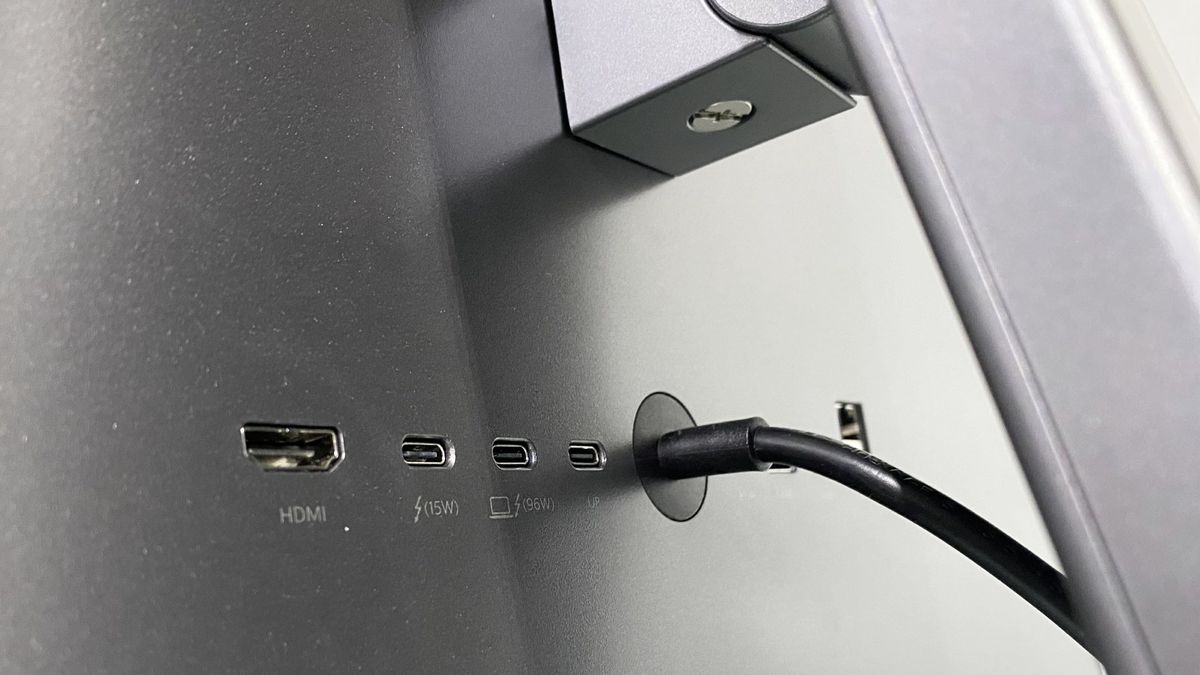 Philips 27E3U7903 during our review