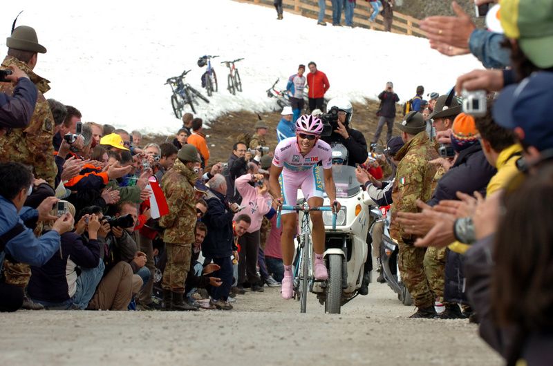 Alberto Contador climbing during the time trial to Plan de Corones in 2008
