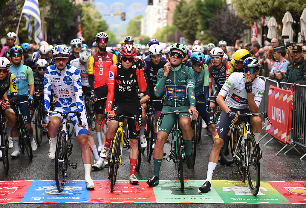 O BARCO DE VALDEORRAS, SPAIN - SEPTEMBER 10: (L-R) Jay Vine of Australia and UAE Team Emirates - XRG - Polka dot Mountain Jersey, Jonas Vingegaard of Denmark and Team Visma | Lease a Bike - Red Leader Jersey, Mads Pedersen of Denmark and Team Lidl - Trek - Green Points Jersey and Giulio Pellizzari of Italy and Team Red Bull - BORA - hansgrohe - White Best Young Rider Jersey prior to the La Vuelta - 80th Tour of Spain 2025, Stage 17 a 143.2km stage from O Barco de Valdeorras to Alto de El Morredero 1755m / #UCIWT / on September 10, 2025 in Alto de O Barco de Valdeorras, Spain. (Photo by Dario Belingheri/Getty Images)