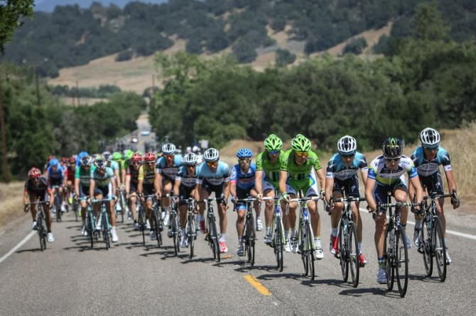 The front of the group starts to chase.