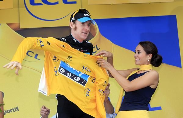 Bradley Wiggins gets the maillot jaune after stage 18