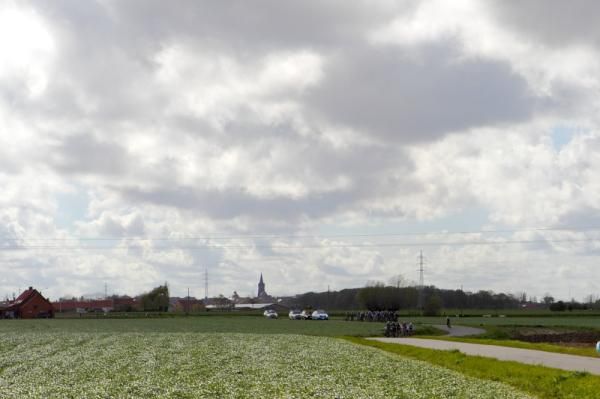 The bunch on the snaking roads back to Roeselare
