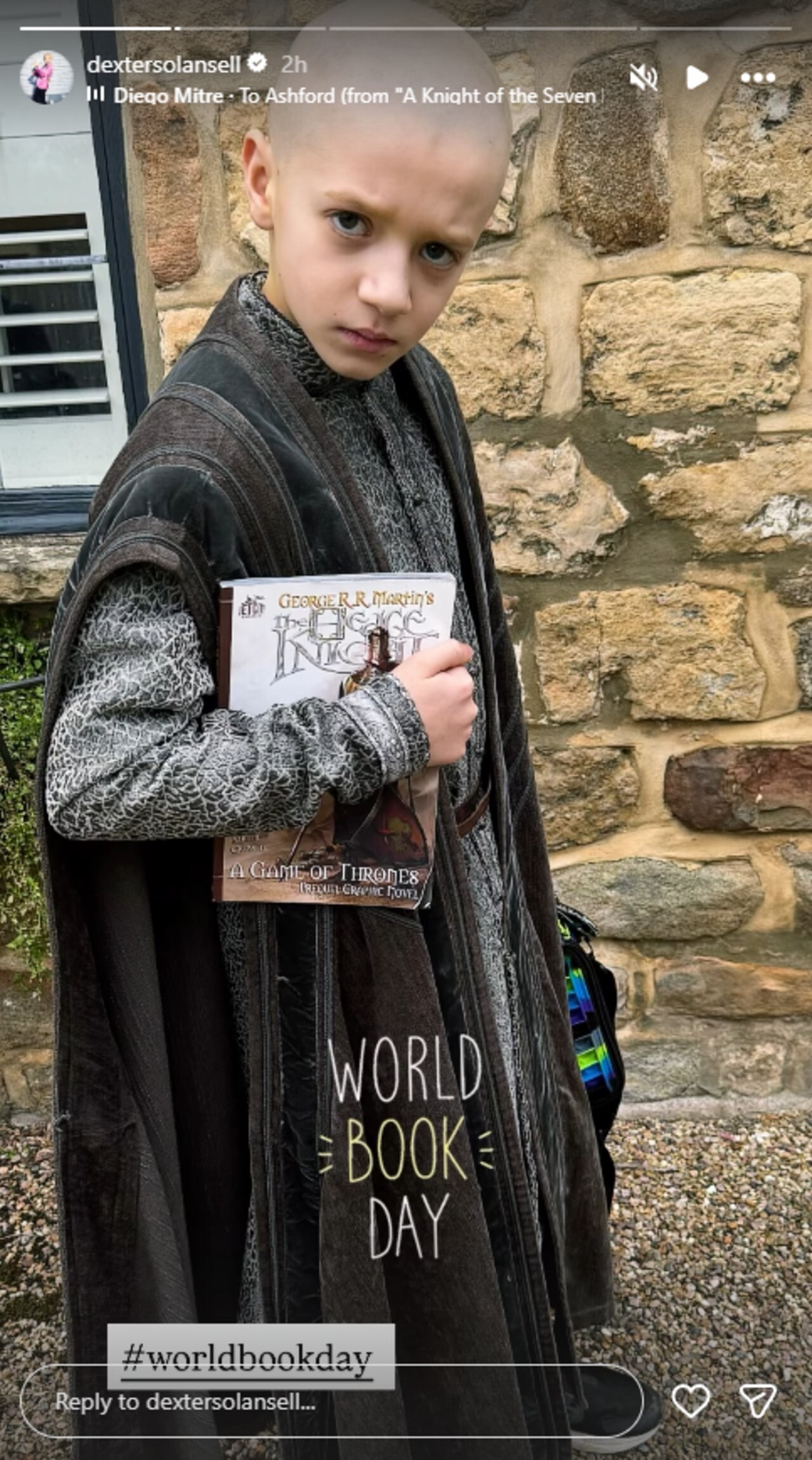 学校で世界図書デーに本を運ぶデクスター・ソル・アンセル