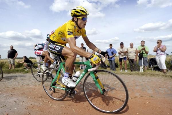 Two flat tyres ended Sylvain Chavanel&rsquo;s (Quick Step) run in the yellow jersey, four stages earlier than he&rsquo;d planned on losing it.