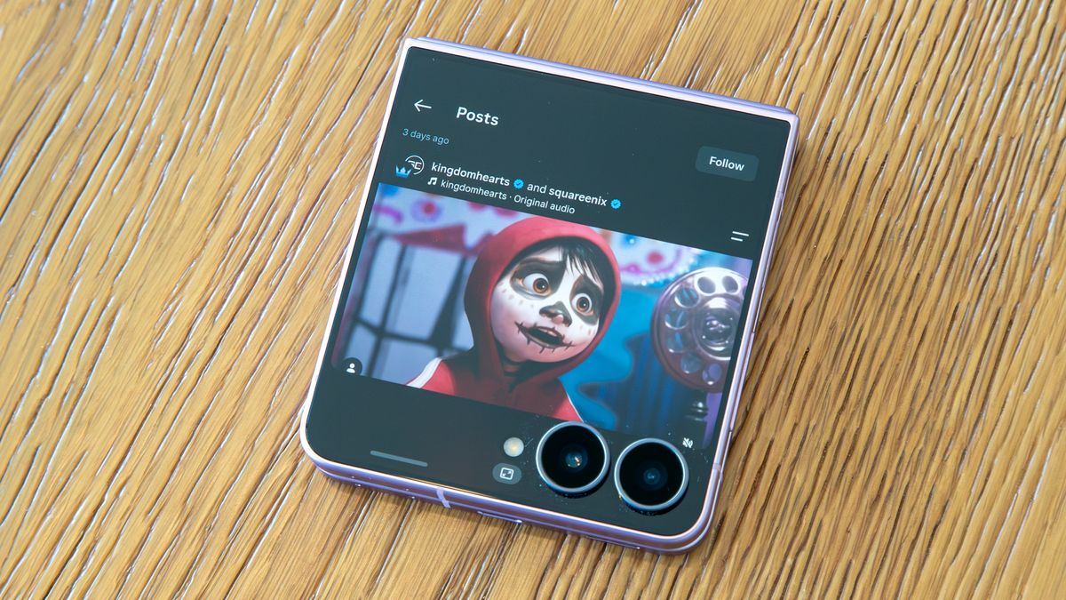 Instagram on the Galaxy Z Flip 8 cover screen