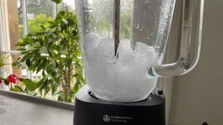 Crushed ice in the Philips 5000 Series Blender