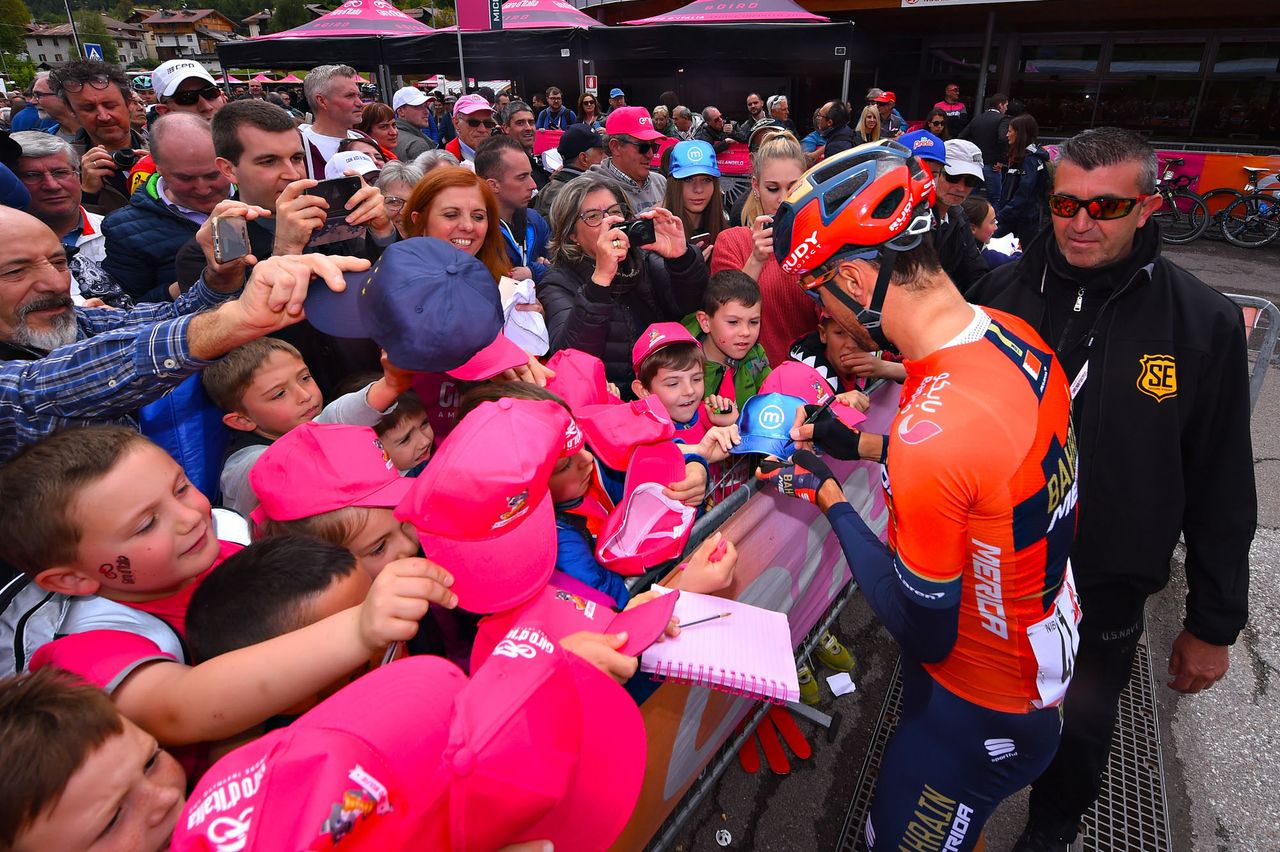 Vincenzo Nibali (Bahrain Merida) meets his fans at the Giro d'Italia