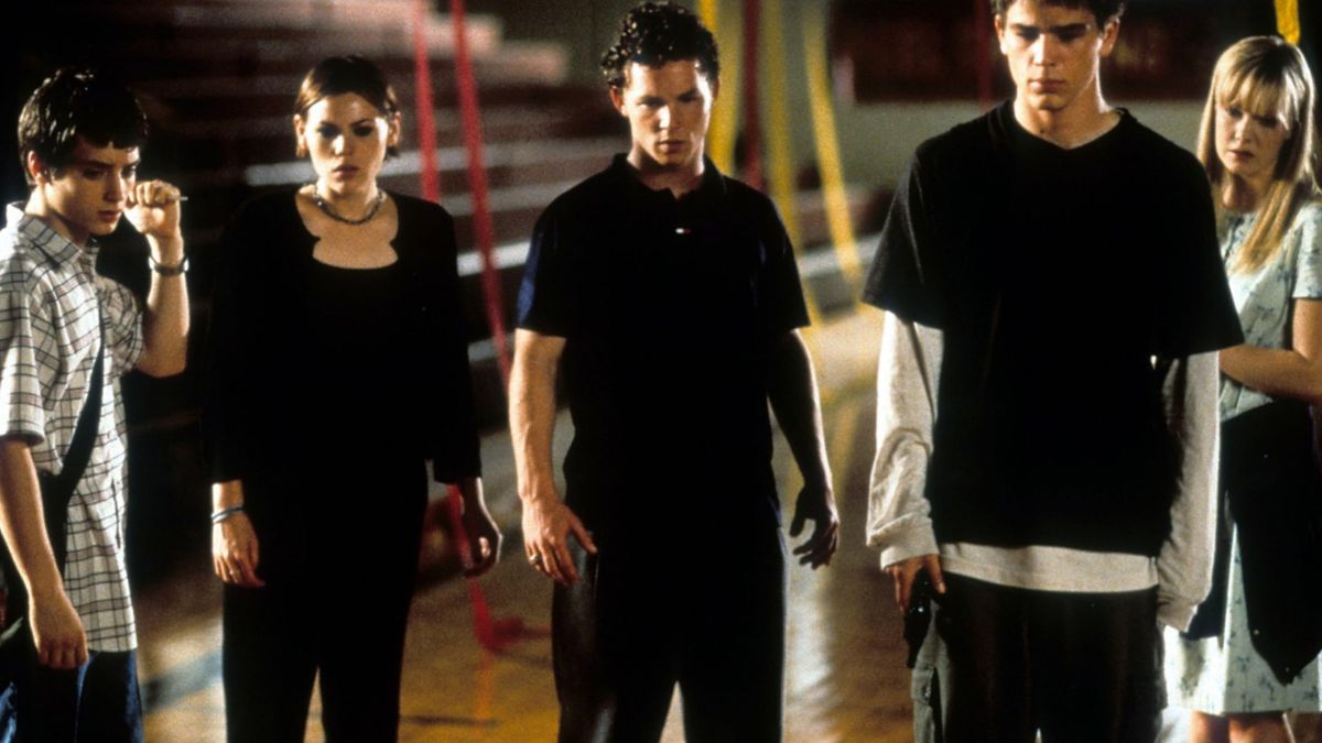 Elijah Wood, Clea DuVall, Shawn Hatosy, Josh Hartnett, and Laura Harris in The Faculty (1998)