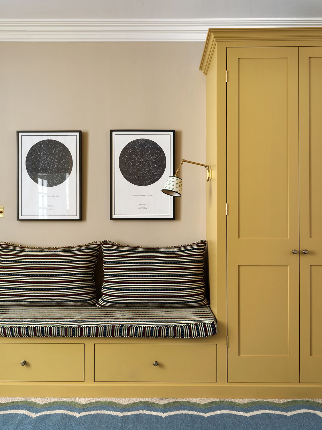 κίτρινο ενσωματωμένο καθιστικό σε ένα mudroom με διακοσμητικό μπλε χαλί