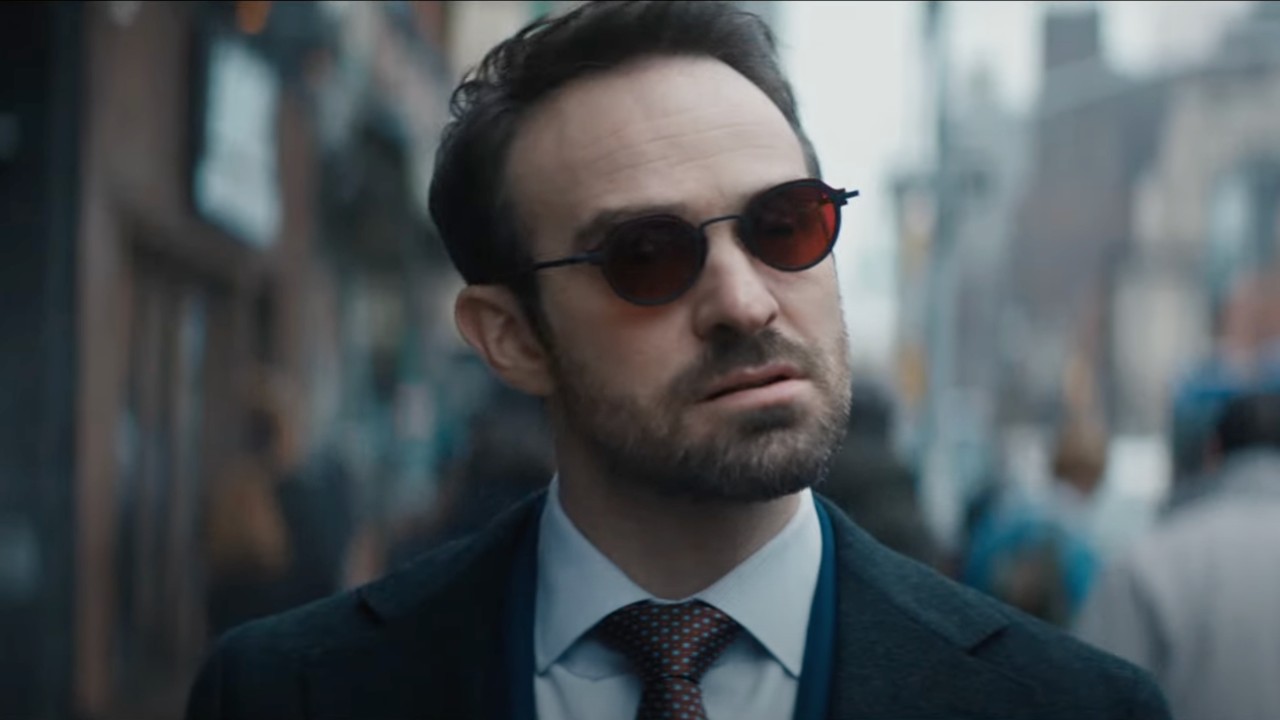 Matt Murdock (Charlie Cox) mira hacia adelante en Daredevil: Nacido de nuevo