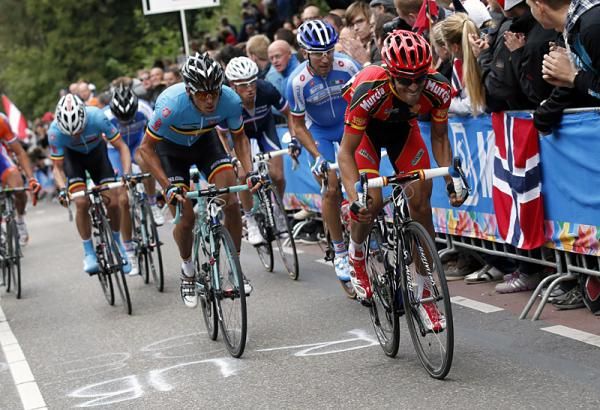 Alberto Contador (Spain) gives it full gas on the Cauberg.