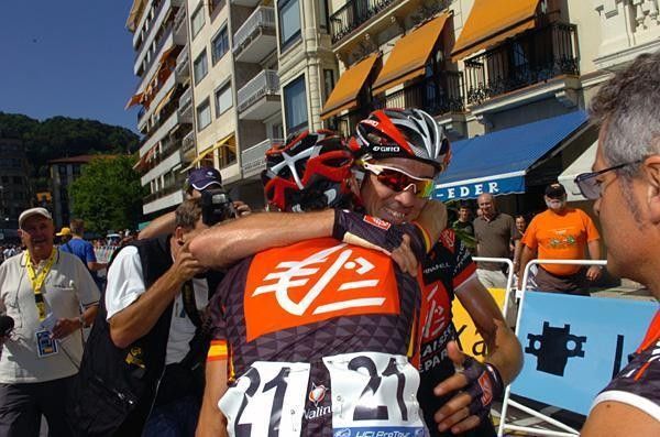 Alejandro Valverde (Caisse d'Epargne) congratulated.