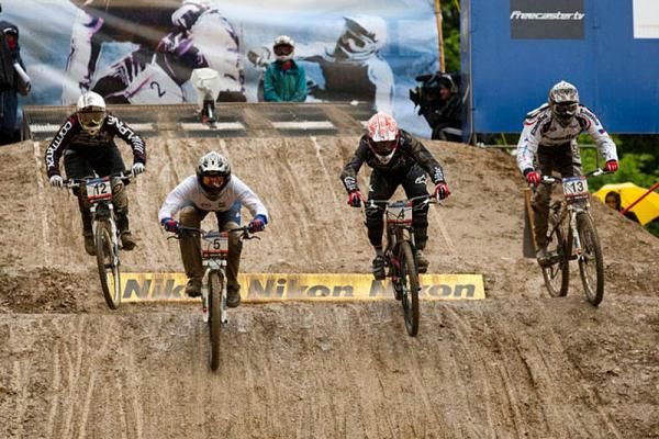 Women's four cross heats, lead by Jana Horakova (Duratec) and Anneke Beerten (Suspension Center)