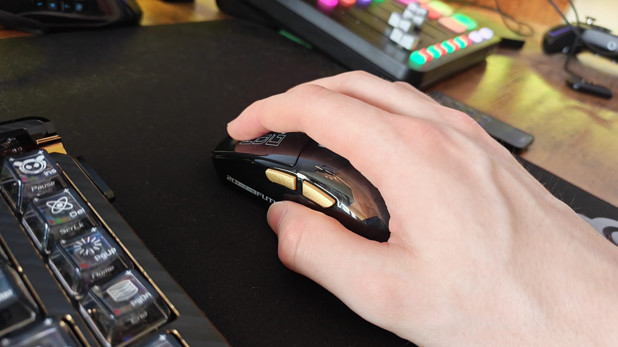 A reviewer using the Asus ROG Harpe II Extreme Edition 20 mouse with a palm grip
