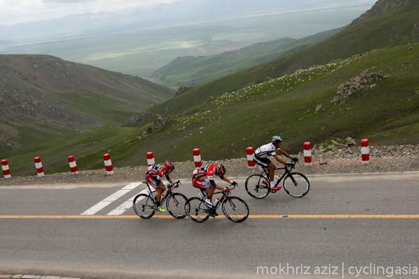 Riders on the attack during stage 6 at the Tour of Qinghai Lake