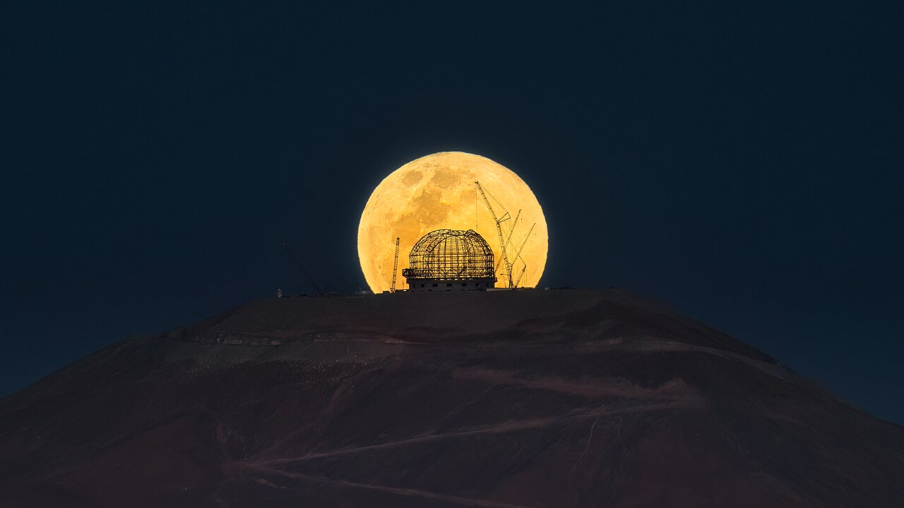 See the world’s largest telescope dwarfed by the Full Hunter’s Moon (photo) Space