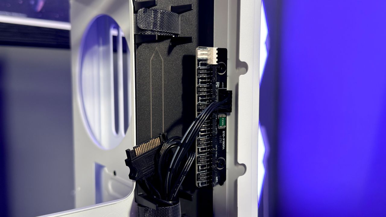 The Havn HS 360 PC case in black and white on a desk.