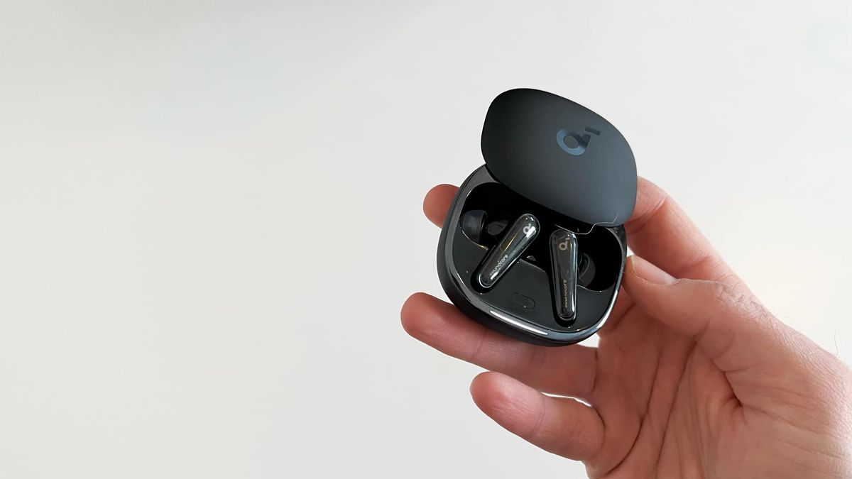 Anker Soundcore Liberty 4 p&aring; vitt bord