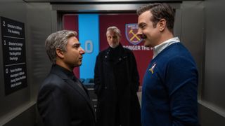 Ted Lasso et Nate Shelley se regardent dans un tunnel de stade dans Ted Lasso saison 3