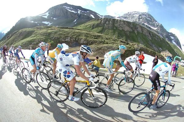 The peloton takes on staeg 6 in the Swiss alps