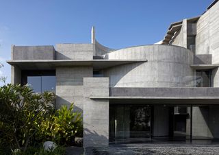 The concrete exterior of Pain Ties, a house by Matharoo Associates
