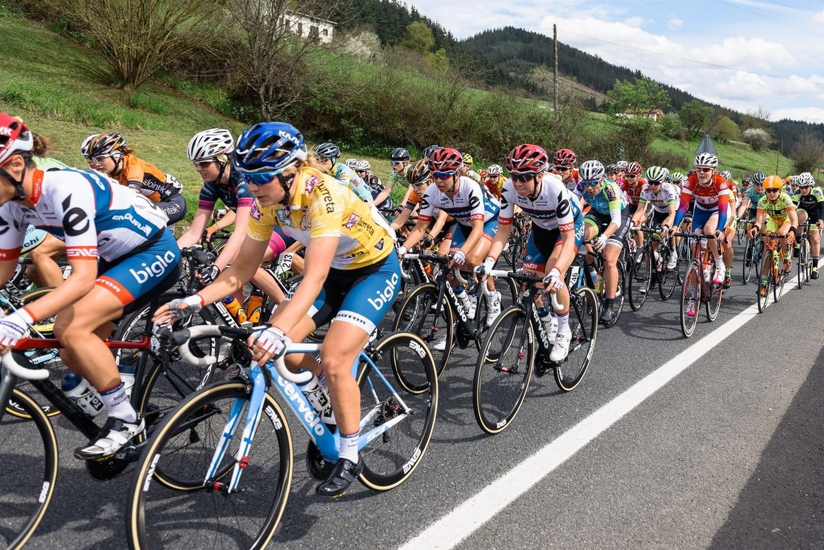 Race leader, Lotta Lepist&Atilde;&para; flanked on all sides by her teammates