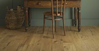 Green room with country style wooden flooring trend