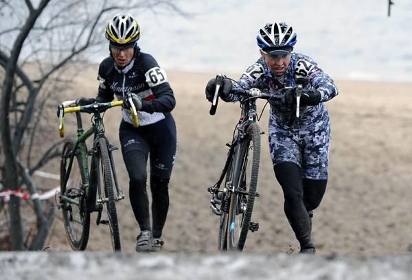 Andrea Smith (Minuteman Road Club), left, and Laura Van Gilder (C3 Athletes Serving Athletes) battle for second place.