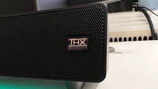 THX Spatial Audio-logon på framsidan av en Razer Leviathan V2 soundbar