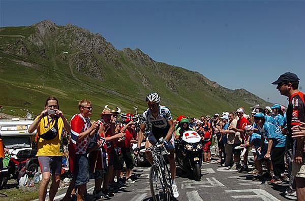 Jens Voigt (Saxo Bank) grinds his way up the Tourmalet