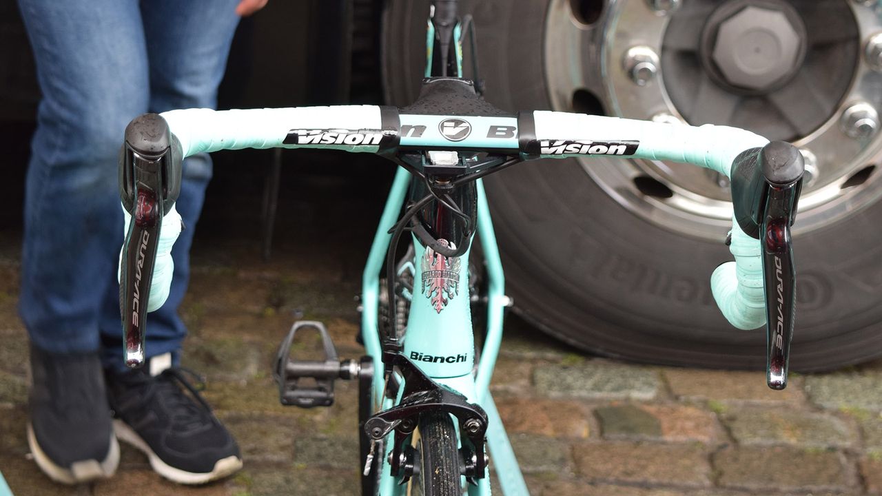 A LottoNL-Jumbo rider opts to run handlebar tape to the centre of the Vision Metron 5D aero handlebars