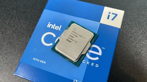 Een Intel Core i7-13700K bovenop zijn verpakking