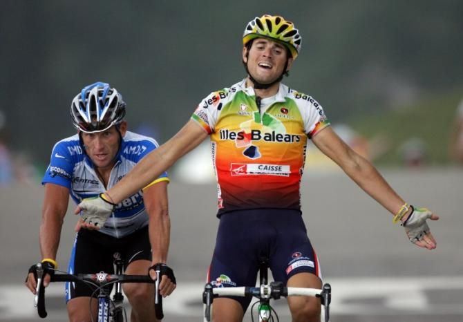 Alejandro Valverde (Illes Balears-Caisse d'Epargne) outsprinted Lance Armstrong (Discovery Channel) to win stage 10 of the 2005 Tour in Courchevel