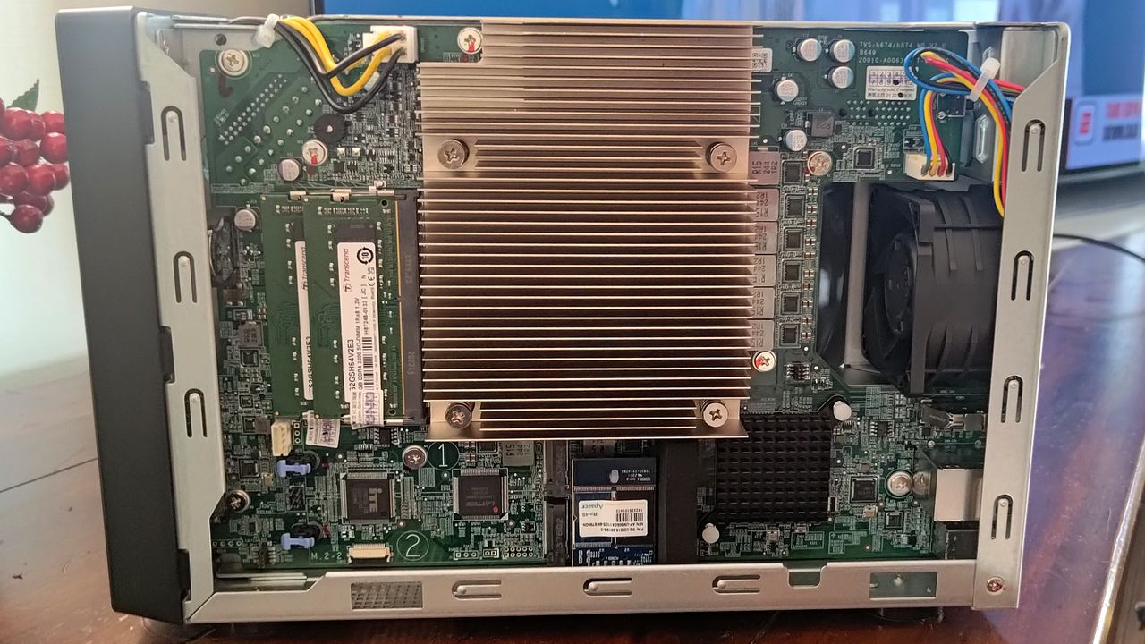 QNAP TVS-H674T NAS