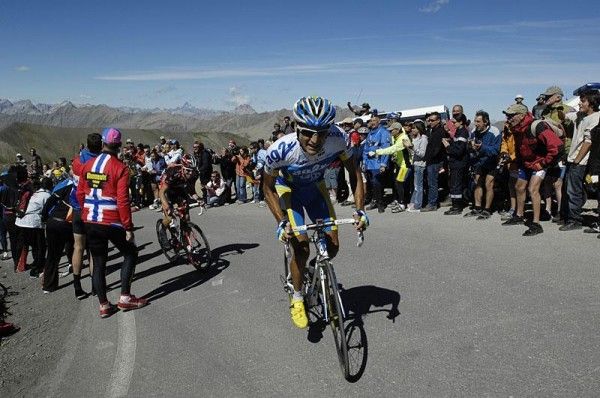 Cyril Dessel leads Arroyo on the climb