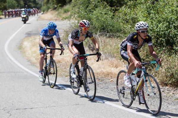 Robbie McEwen (Orica Greenedge) cruises in the bunch.