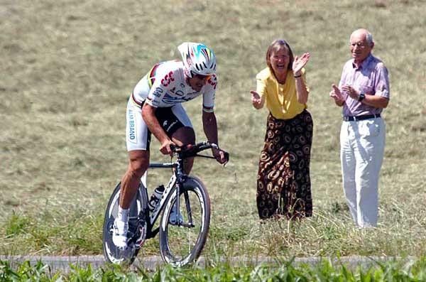 Cancellara gets encouragement from his hometown fans