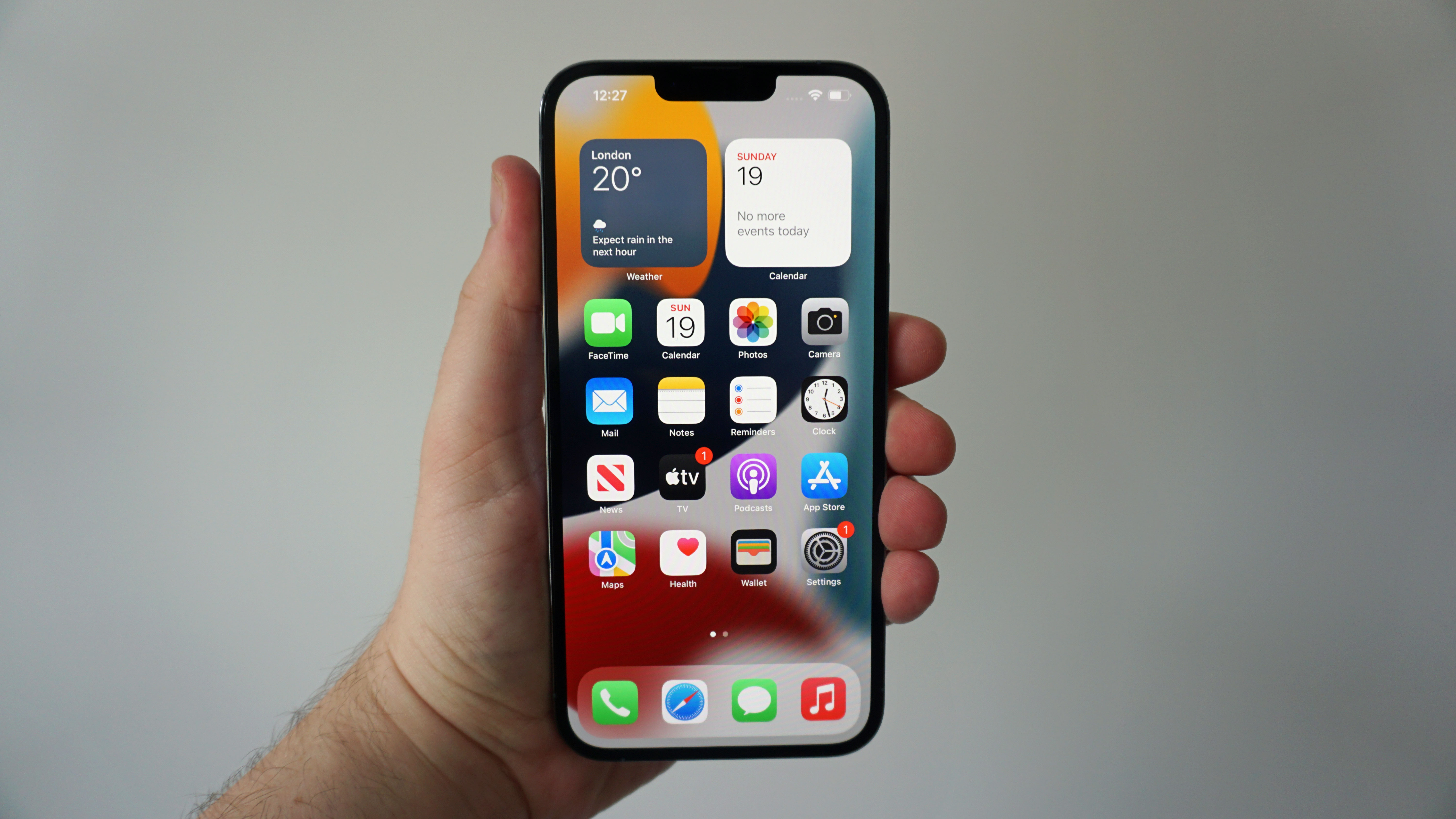 iPhone 13 Pro Max en la mano de alguien con la pantalla encendida