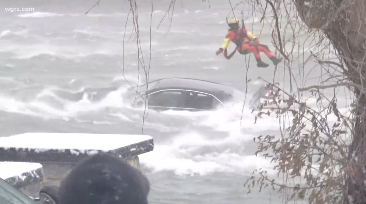 Dramatic Coast Guard helicopter rescue from car submerged just above ...