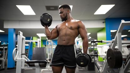 Quandel lifting weights after his weight loss transformation
